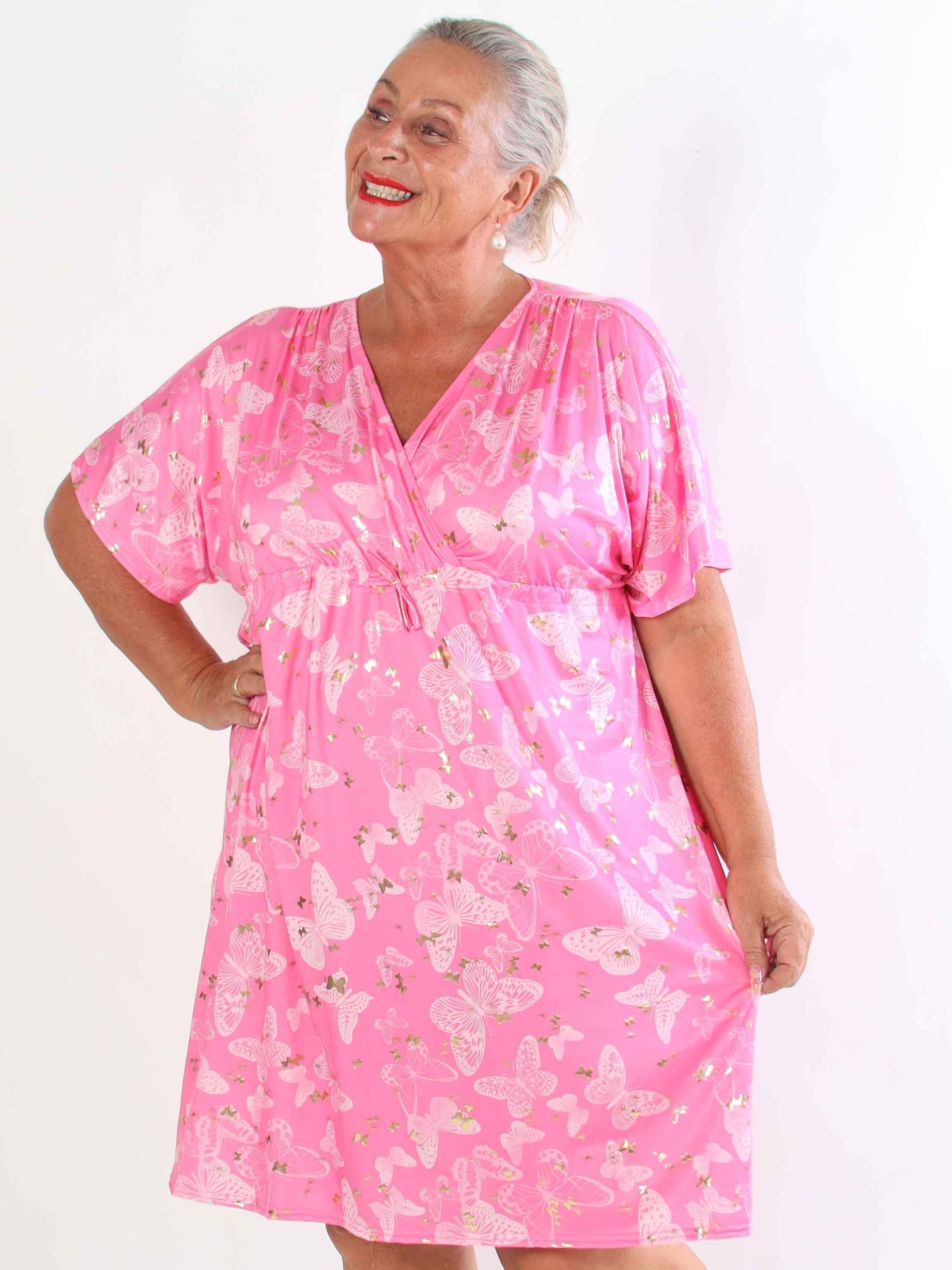 Nicolina Butterfly Short - Plus size kjole med sommerfugleprint og snøre under brystet